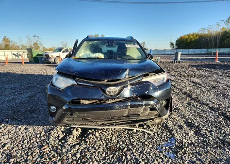 2017 Toyota Rav4 Xle z USA, uszkodzony, nr VIN JTMRFREV1HJ703630